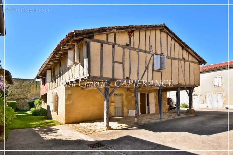 Maison à VIC-FEZENSAC