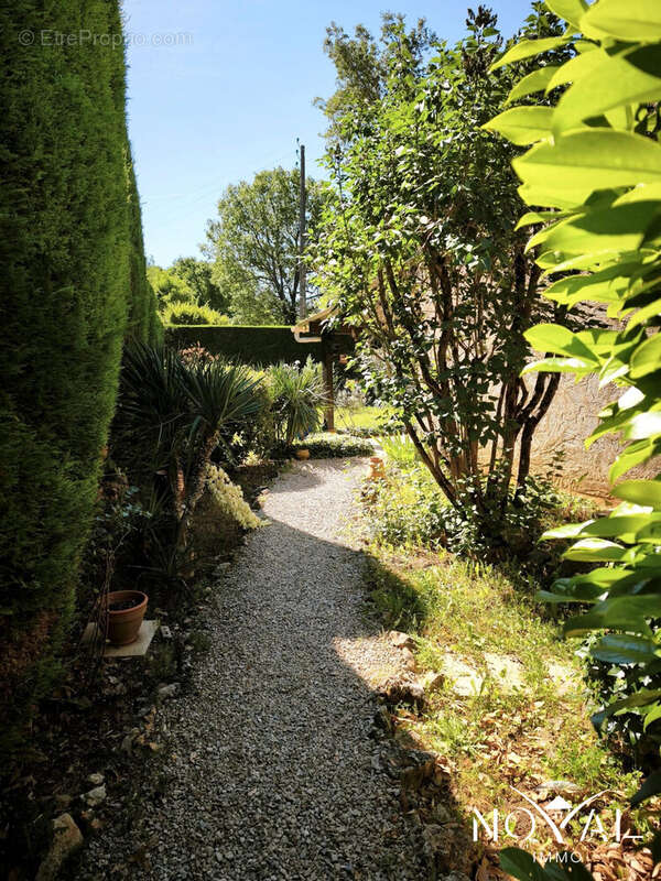 Jardin  - Maison à SAINT-CEZAIRE-SUR-SIAGNE