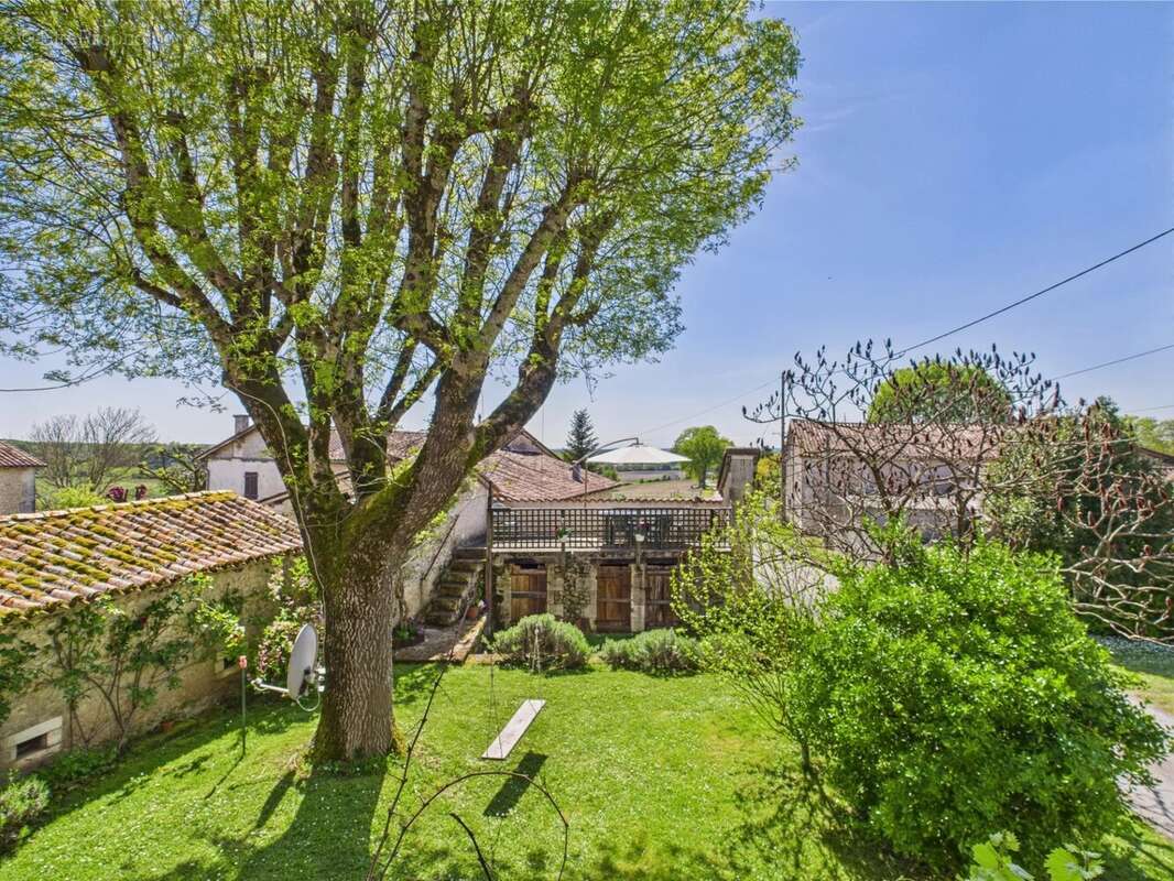 Jolie maison traditionnelle près d'un village populaire - photo 13
