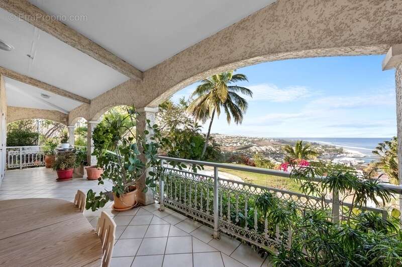 À vendre – villa d’exception avec vue panoramique sur mer et port – saint-gilles les bains - photo 13
