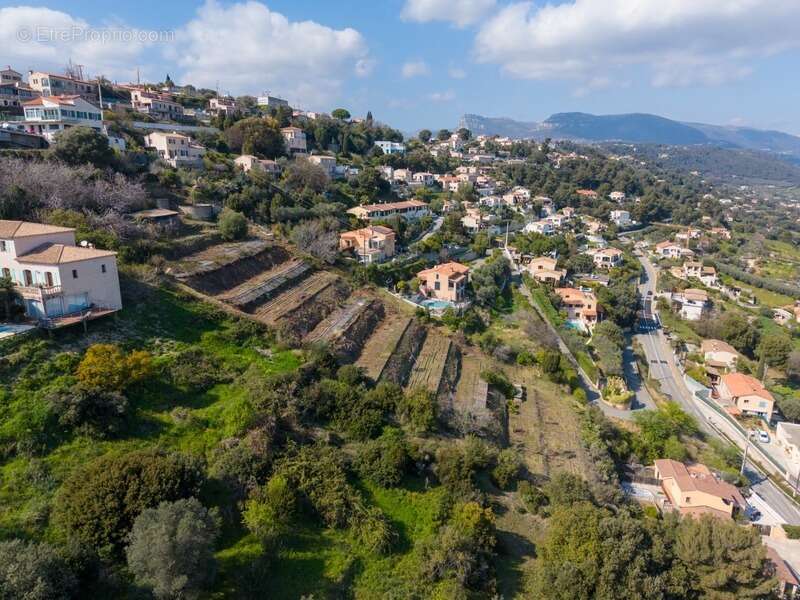 Terrain à SAINT-LAURENT-DU-VAR