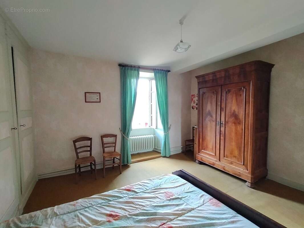 Maison avec étang à vendre à Courcité chambre - Maison à COURCITE