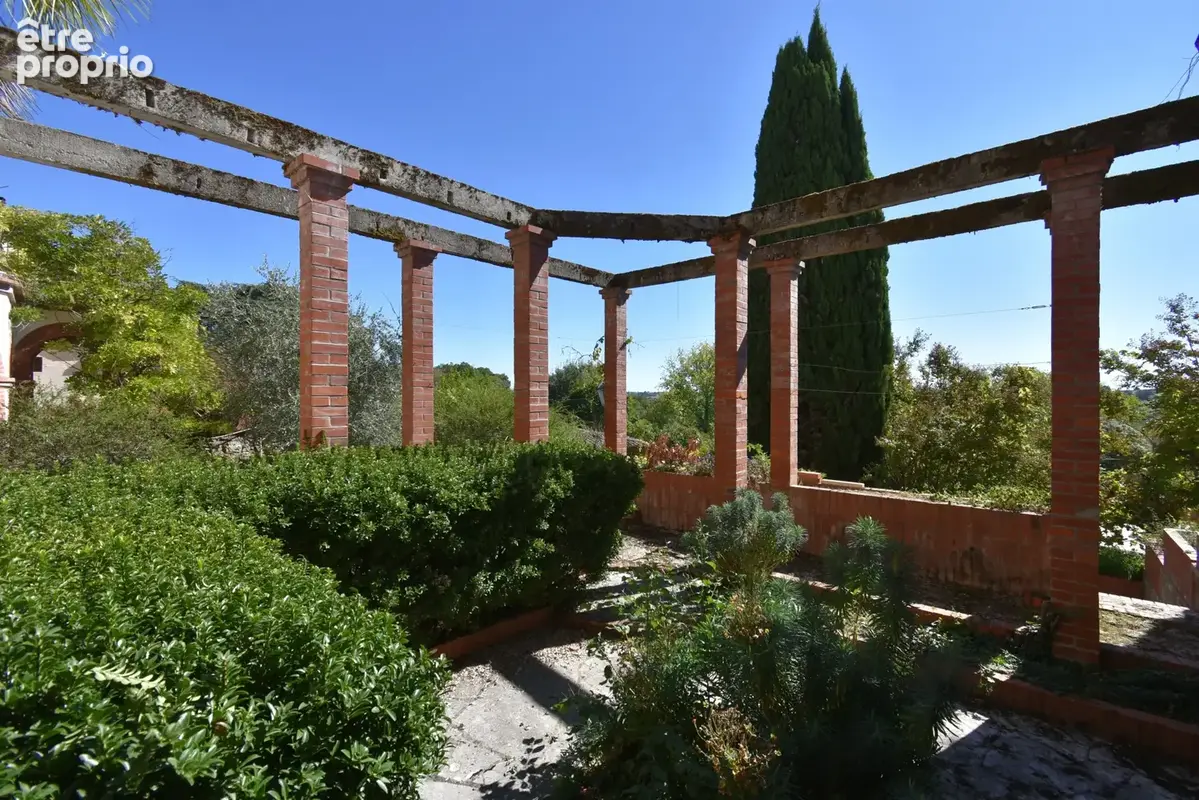 Maison de maître atypique avec maison secondaire, piscine et jardin. - photo 24