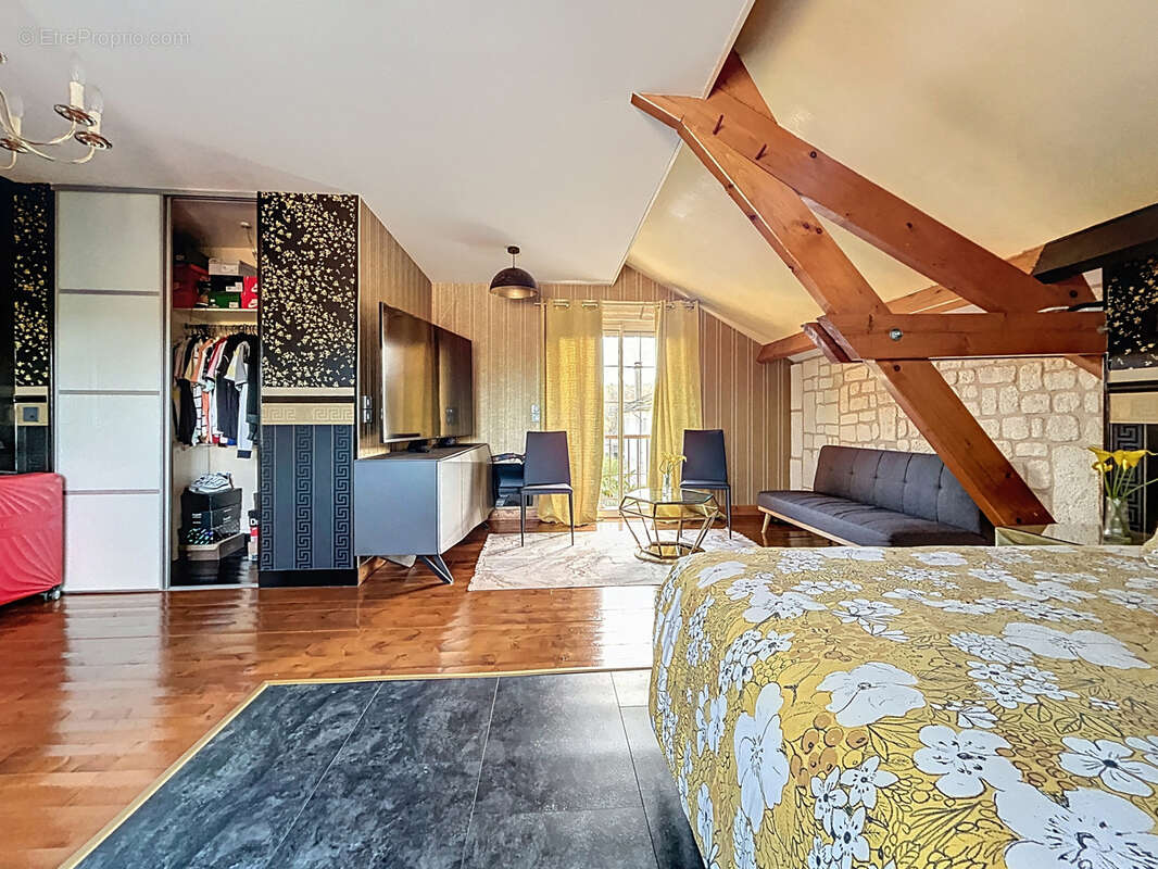 Maison à SAINT-PANTALEON-DE-LARCHE