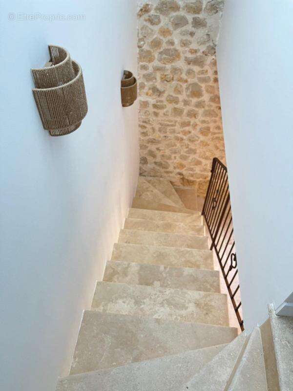 Maison à LE PUY-SAINTE-REPARADE