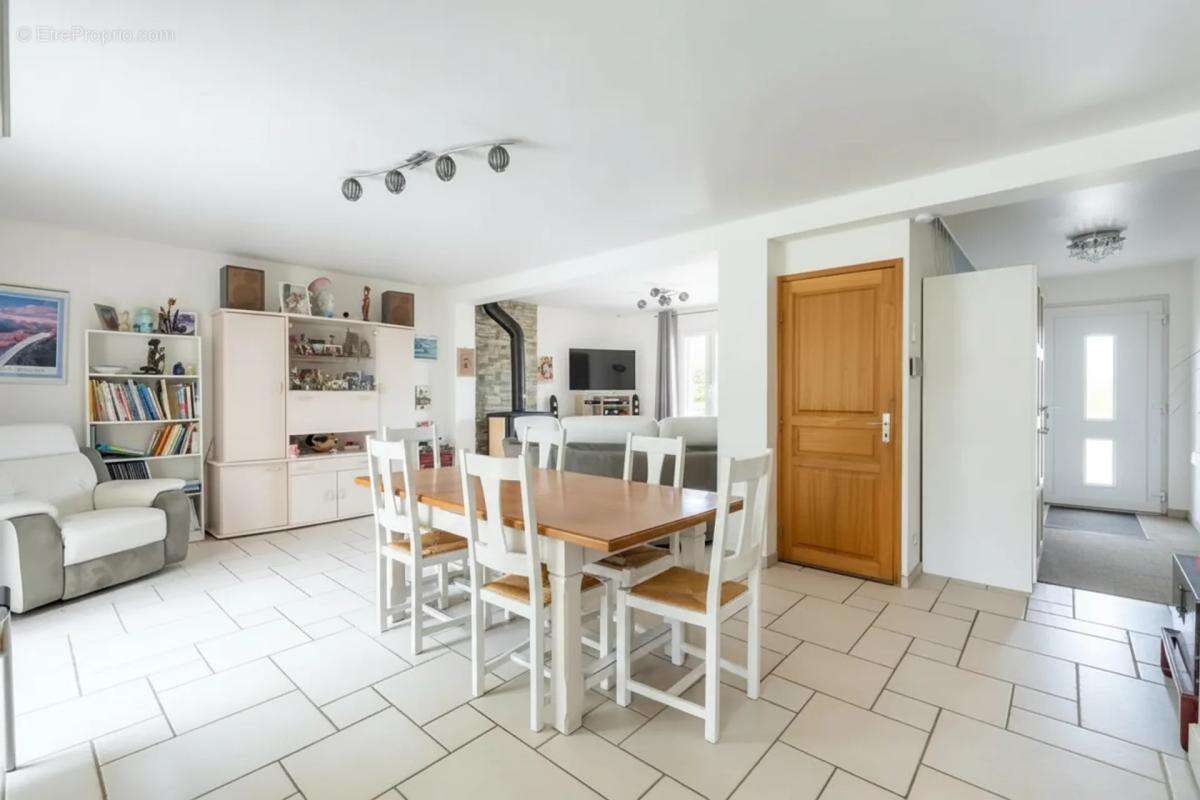 Maison à MONTJAVOULT