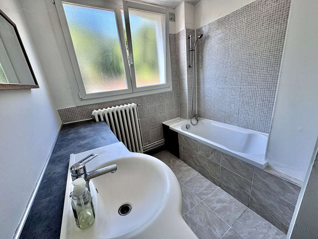 APPARTEMENT 65 M2 avec balcon  et cave à Sète - photo 7
