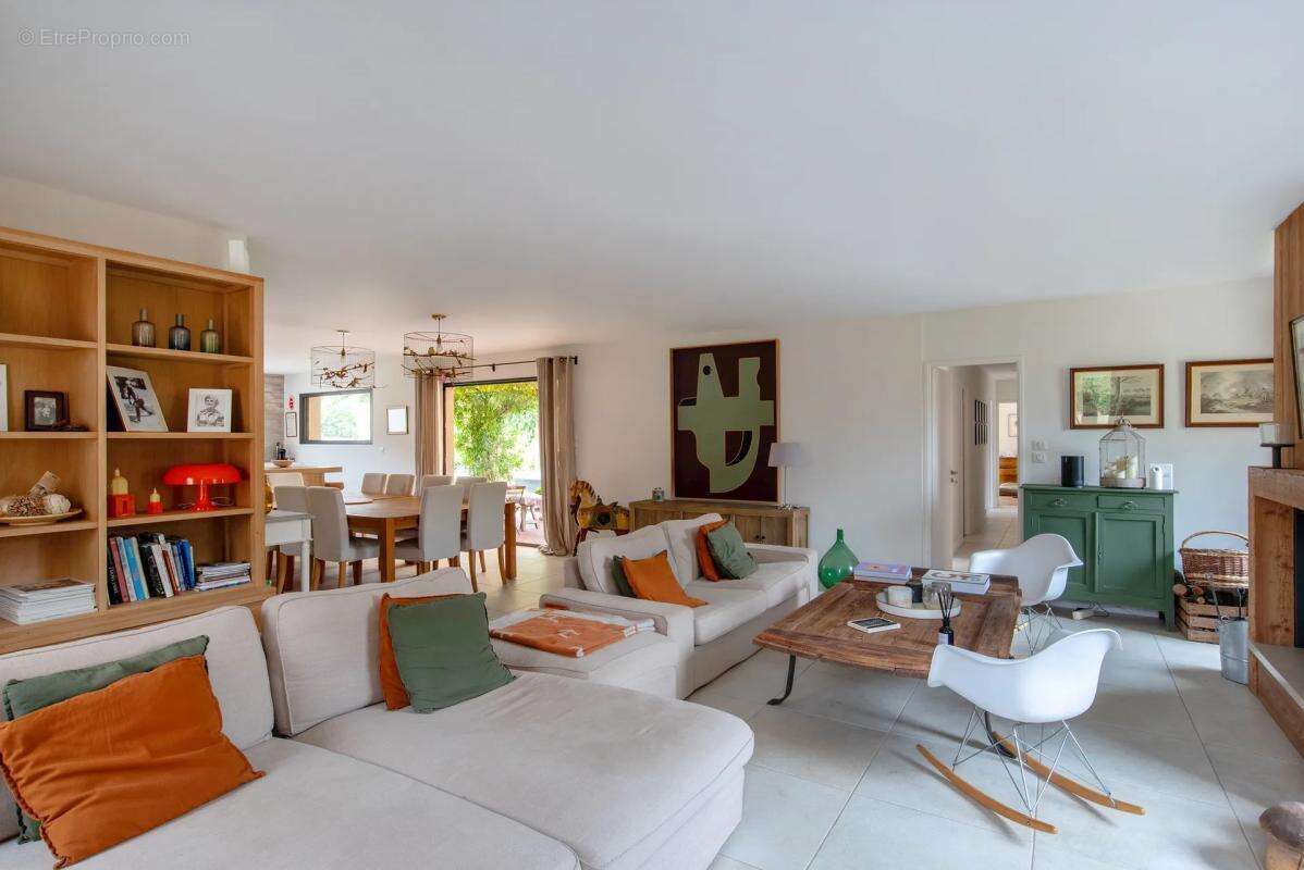 Maison à LA ROQUE-ESCLAPON