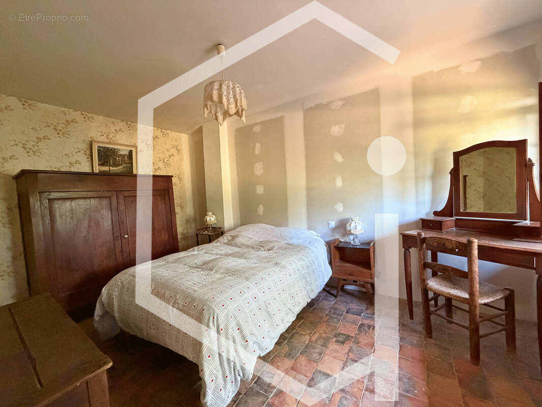 Maison de charme avec dépendances et terrain clos - photo 8