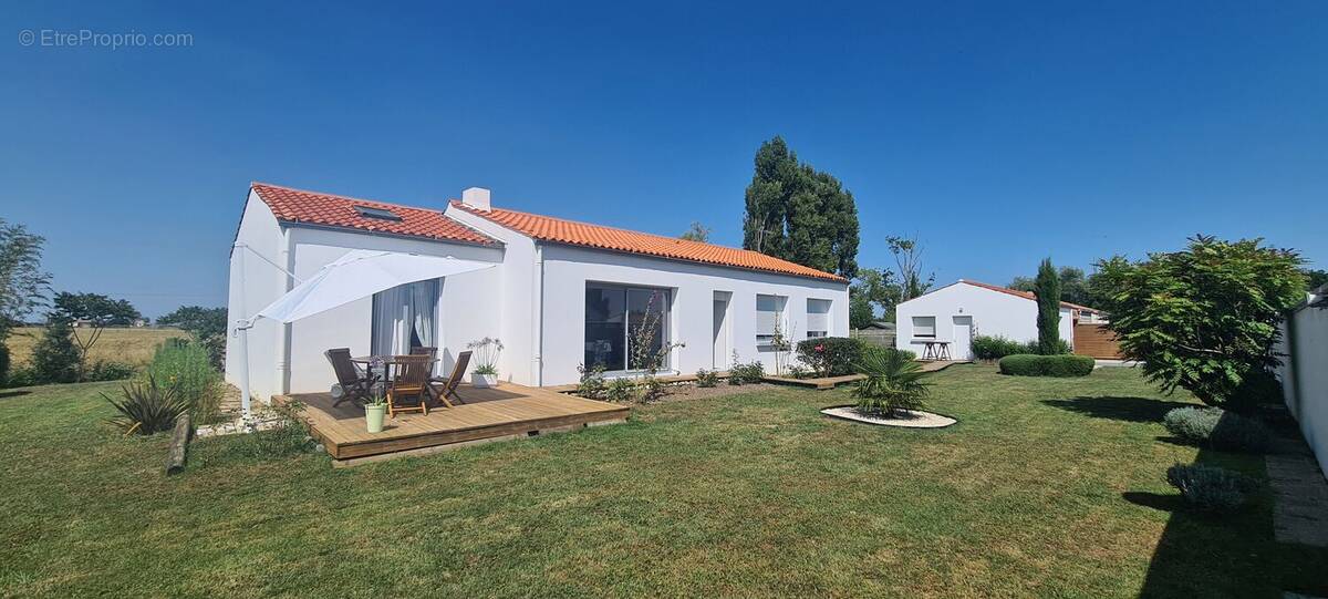Maison à CHAMPAGNE-LES-MARAIS