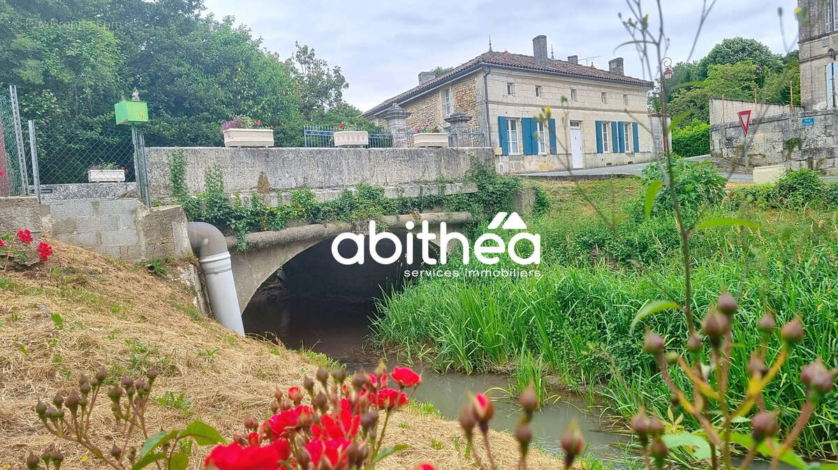 Maison à NIEUL-LE-VIROUIL