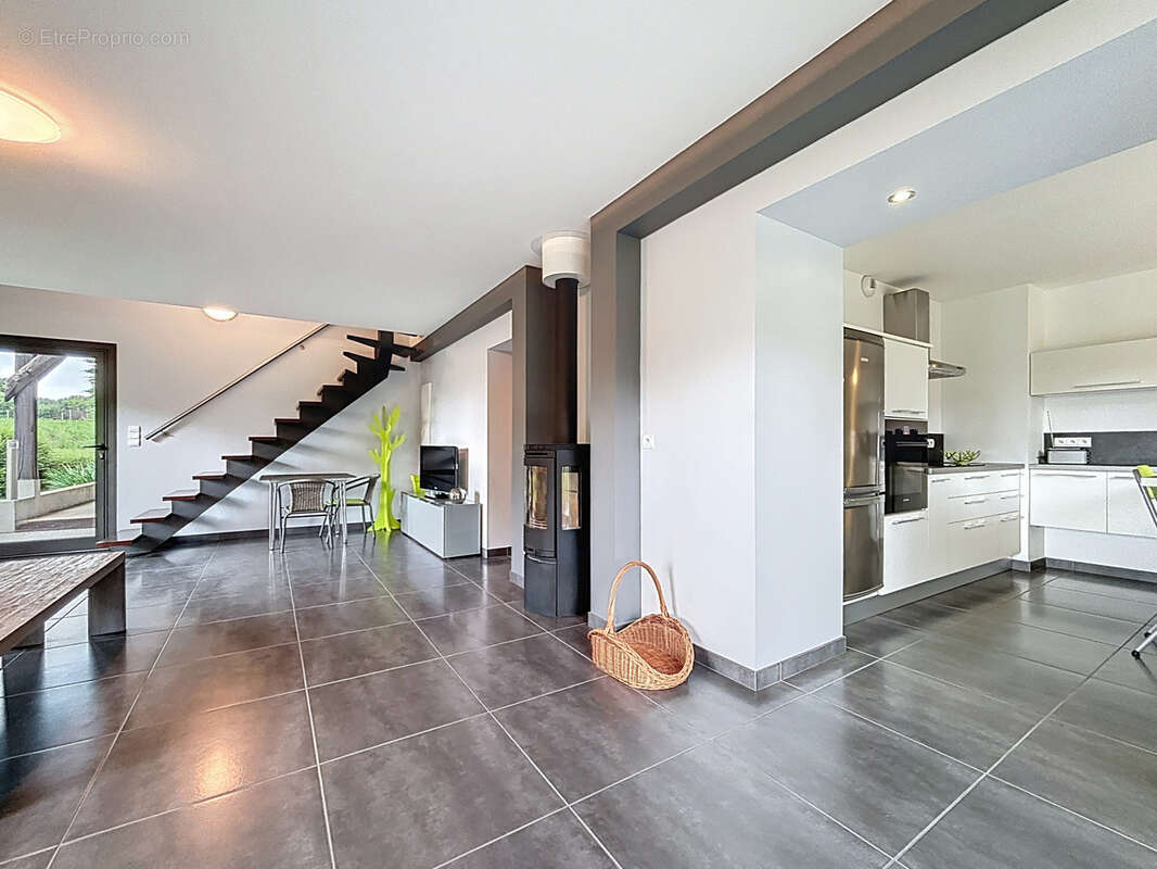 Romagnieu - Magnifique propriété pleine de charme 140m2 rénové, 370m2 pour vos projets sur 3,6 hectares de te - photo 6