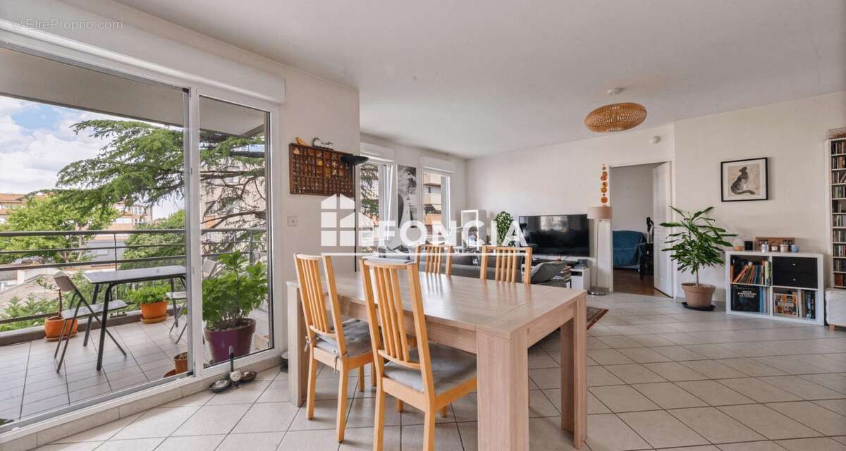 T5 de 107 m² avec terrasse, garage double et cave dans une résidence de standing - photo 2