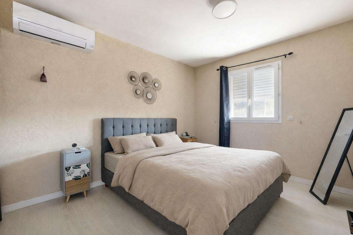 Maison à SAINT-MITRE-LES-REMPARTS