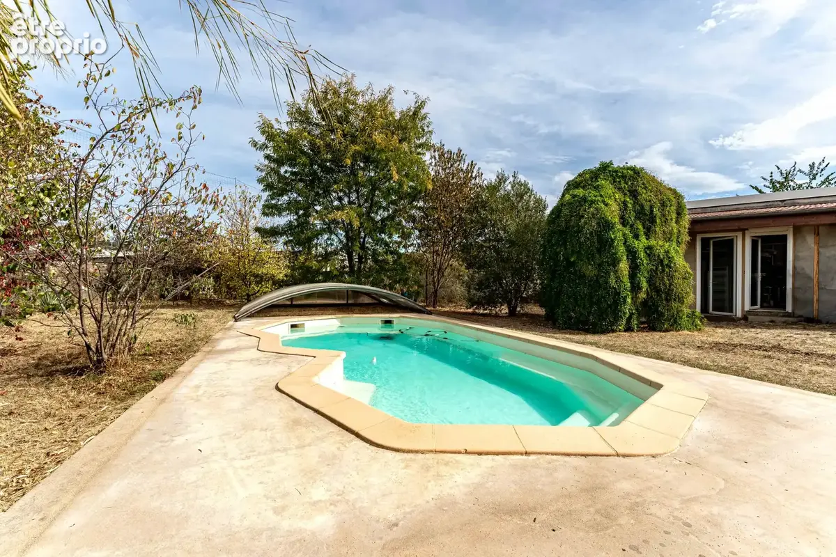Maison familiale de 109m2 sur terrain plat de 1260m2 avec piscine et dépendance. - photo 3