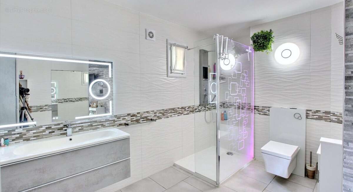 Flassans Sur Issole - Villa  185m² avec logement indépendant 2888m² de terrain avec piscine ! - photo 11