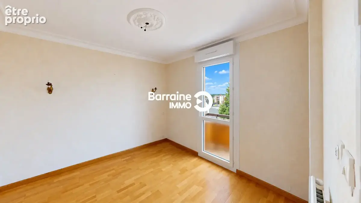 Exclusivité menez-paul : dernier étage, appartement t4 - ascenseur - deux balcons et parking - photo 5