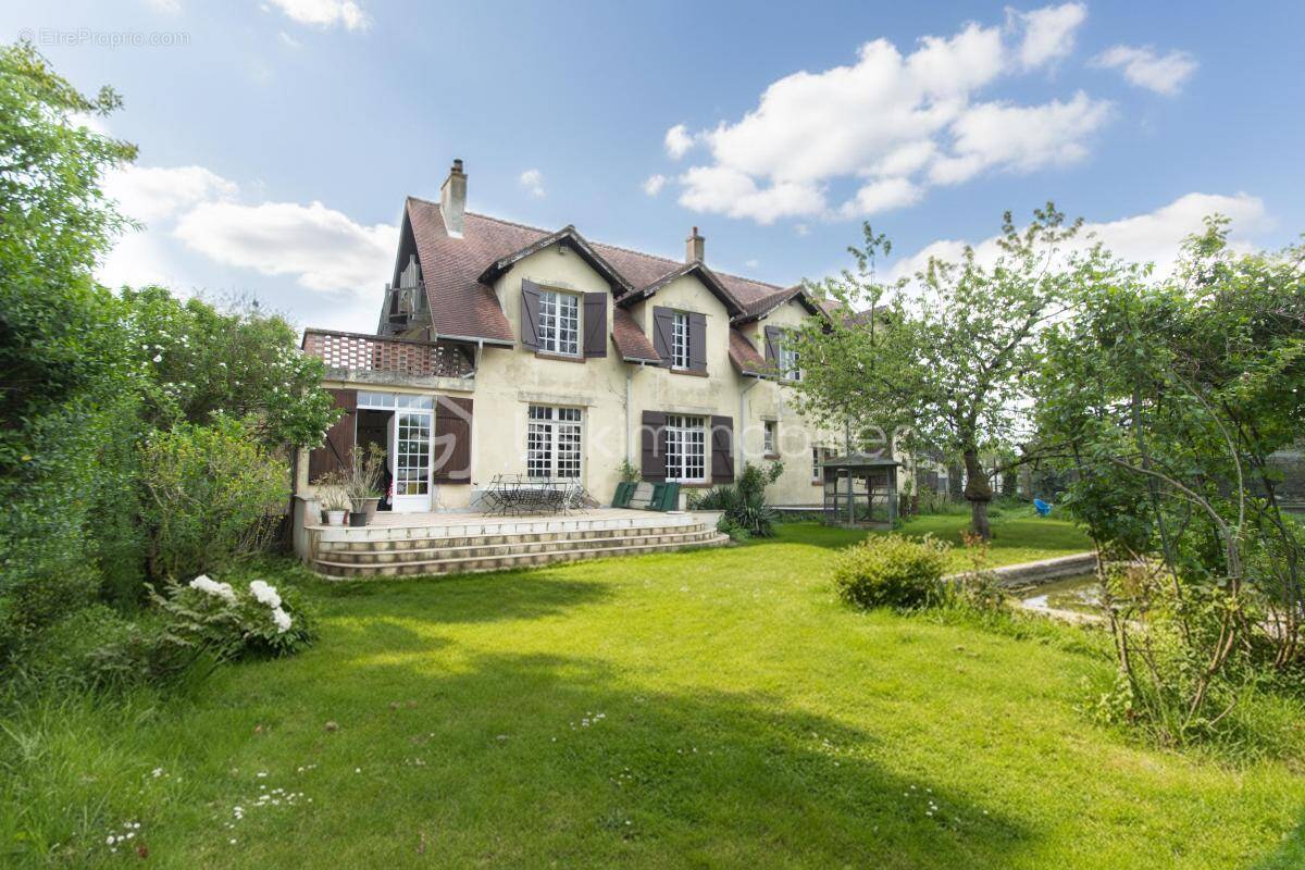 Maison à SAVIGNY-LE-TEMPLE