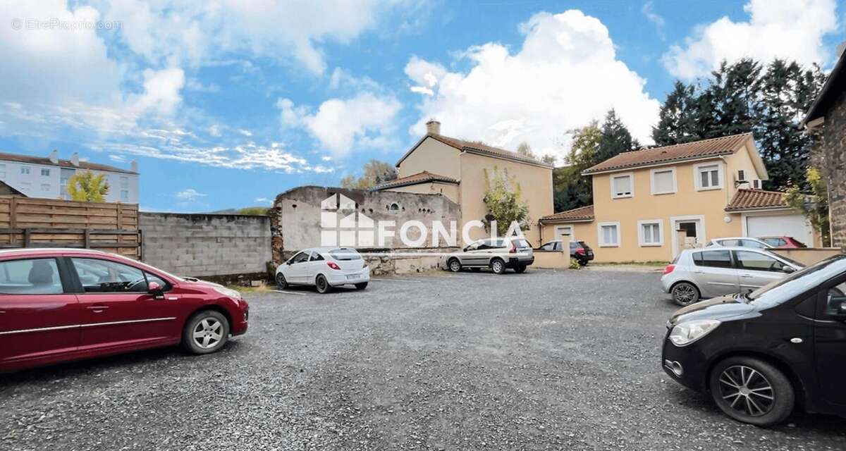 Appartement à LE CHAMBON-FEUGEROLLES