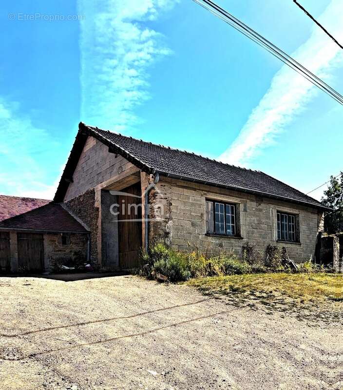 Maison ancienne de caractère avec dépendance (65m²)– Vic-sous-Thil-145000€ - photo 8