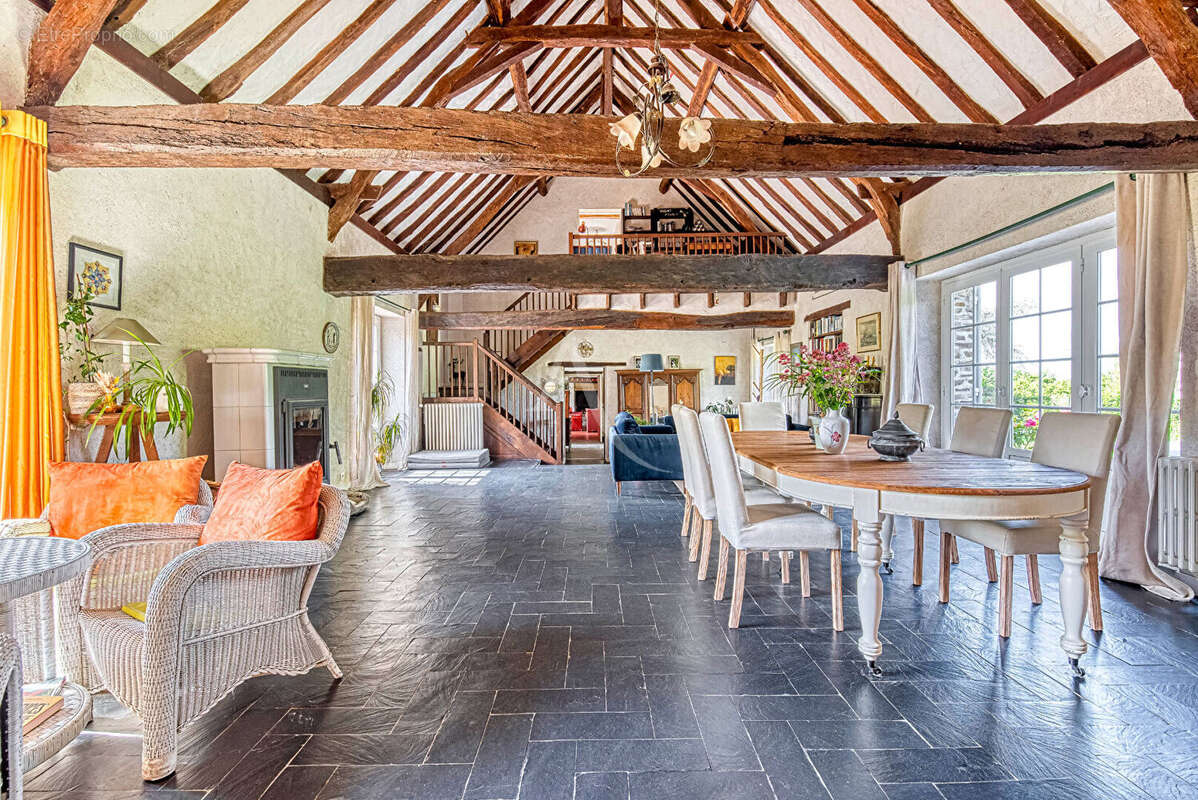 Maison de caractère à vendre à La Possonnière, implantée sur un magnifique terrain d'un hectare. - photo 2