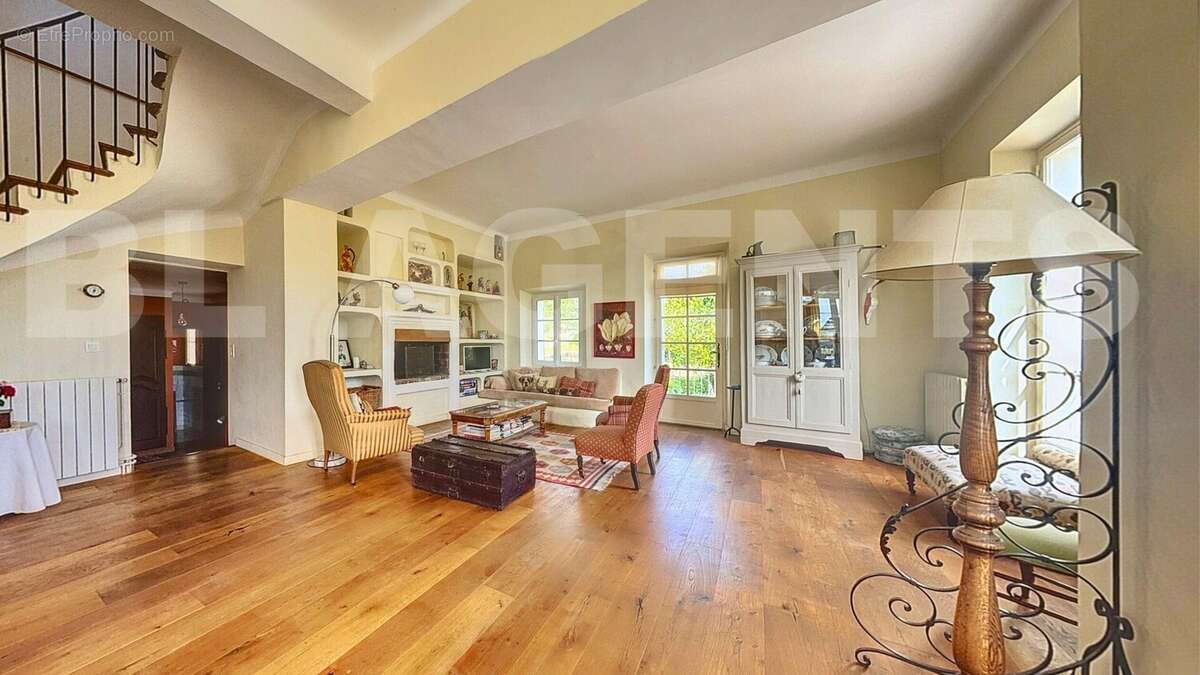 4salon - Maison à LE CASTELLET