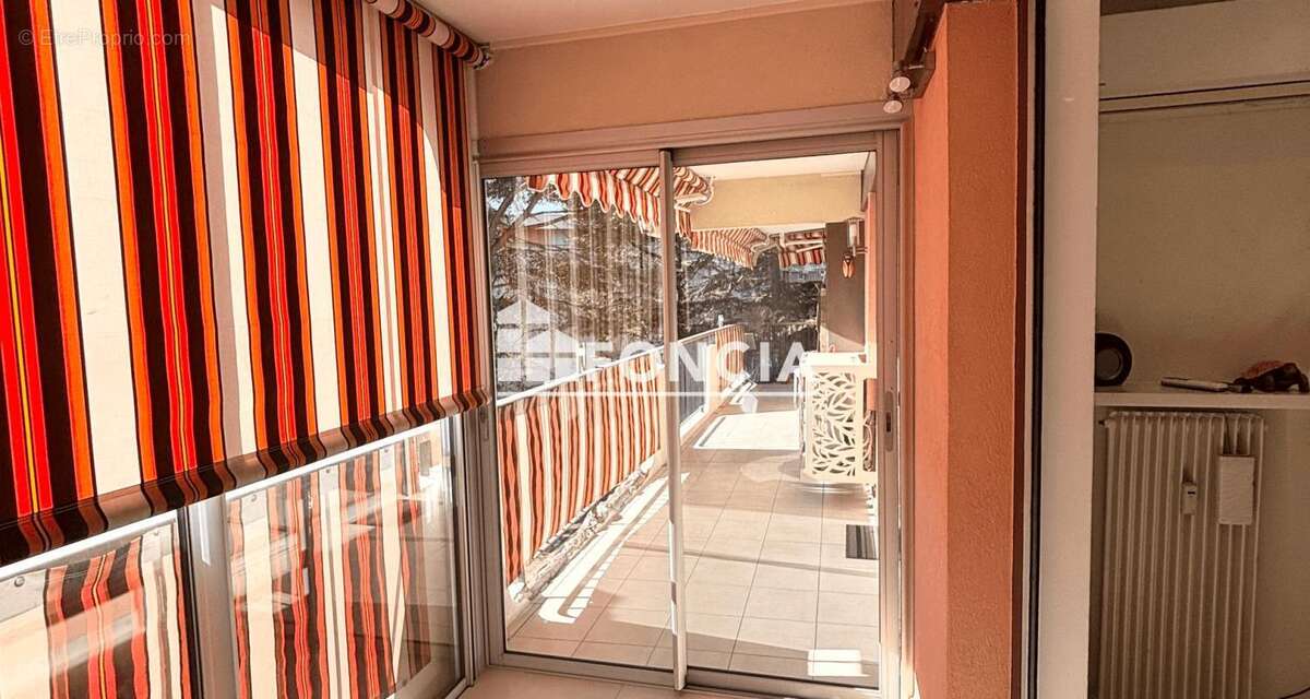BAISSE DE PRIX – Superbe appartement 3 pièces rénové avec grande terrasse, garage et cave -  3 piscines - photo 9