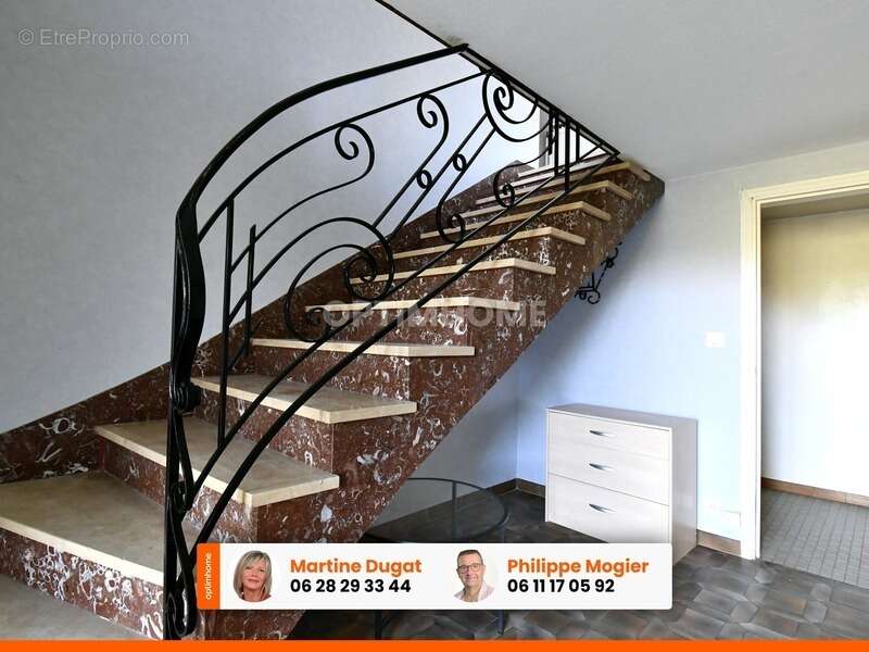 Maison à CREUZIER-LE-VIEUX