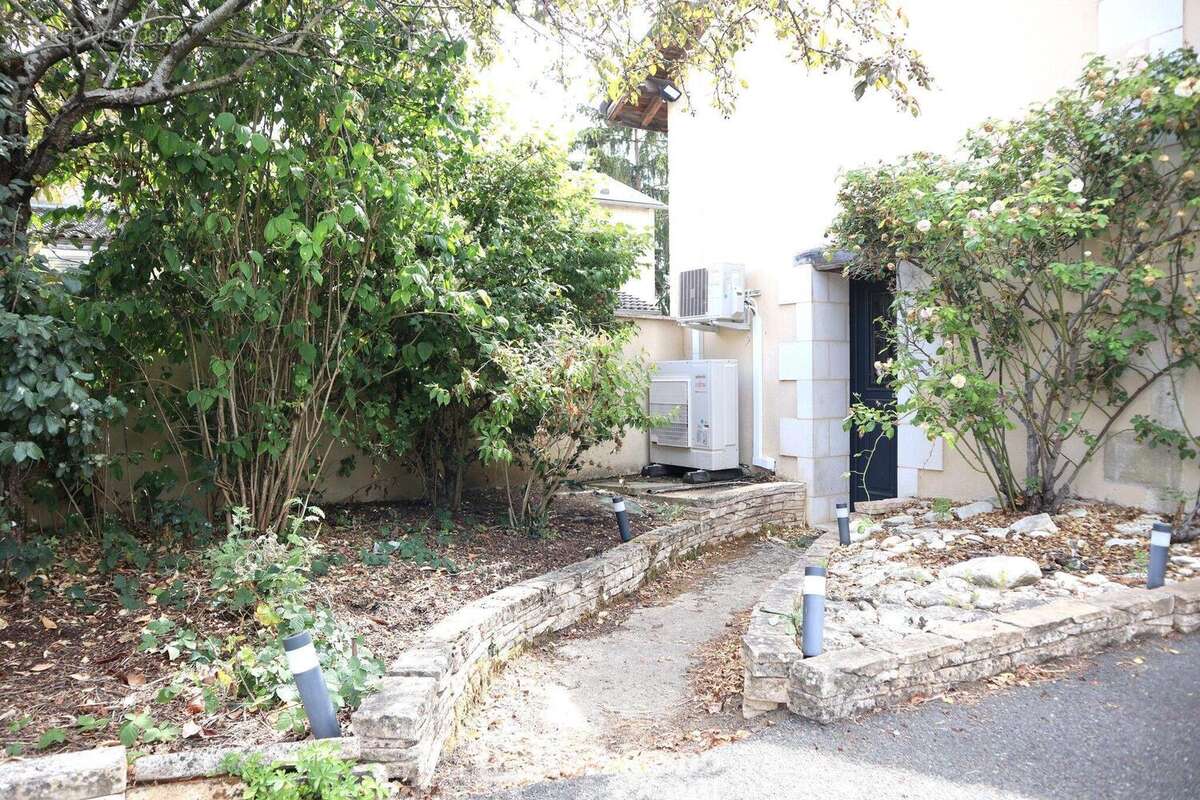 Au fond, une allée mène à l'entrée. - Maison à TERCE