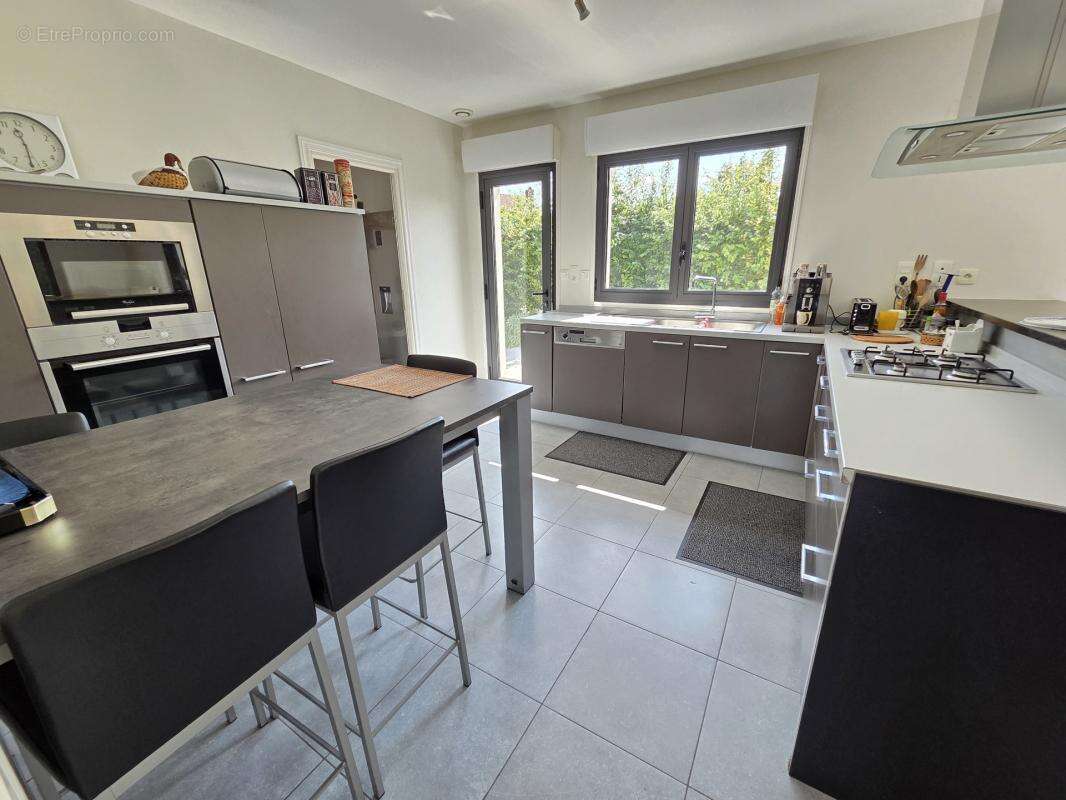 Pavillon contemporain recent offrant 220m² hab sur 2000m² - photo 4