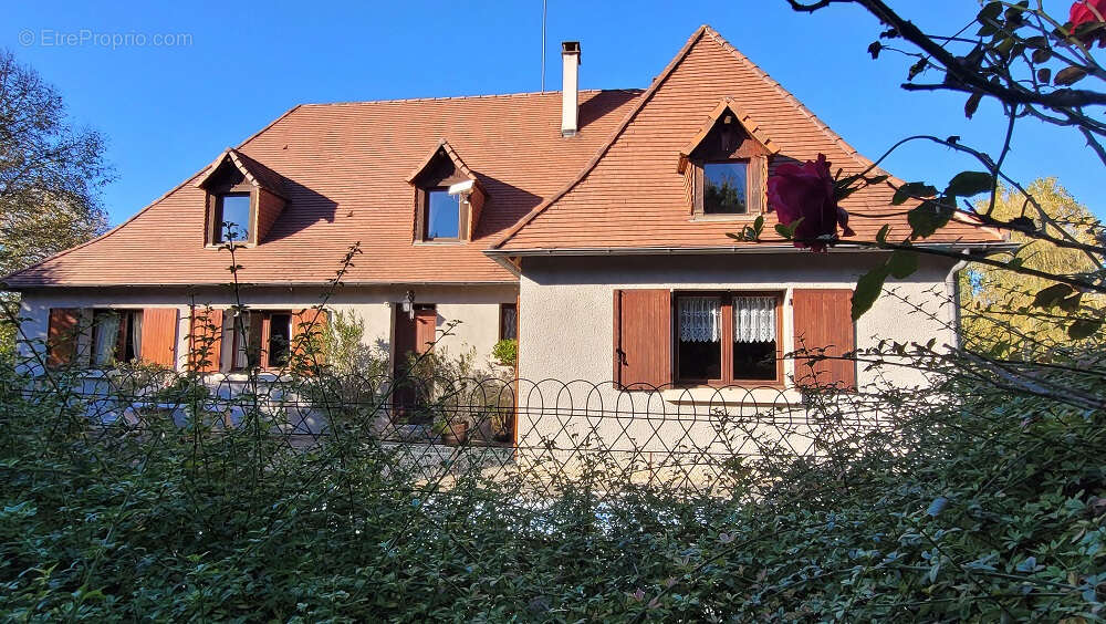 Maison à SAINT-PIERRE-DE-CHIGNAC
