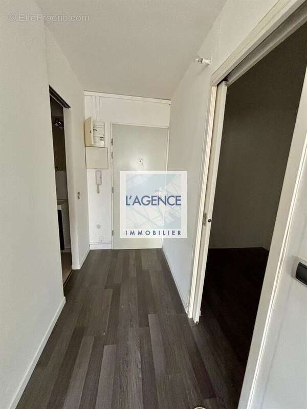 Entrée centrale - Appartement à REIMS