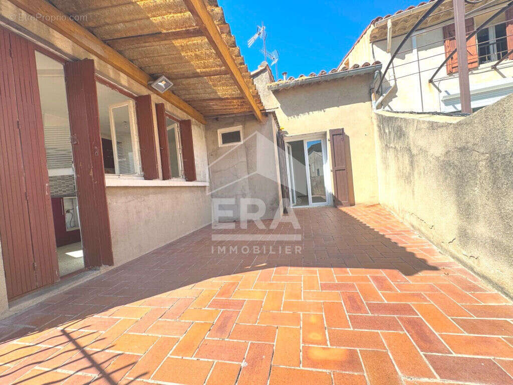 Maison à SAINT-MITRE-LES-REMPARTS