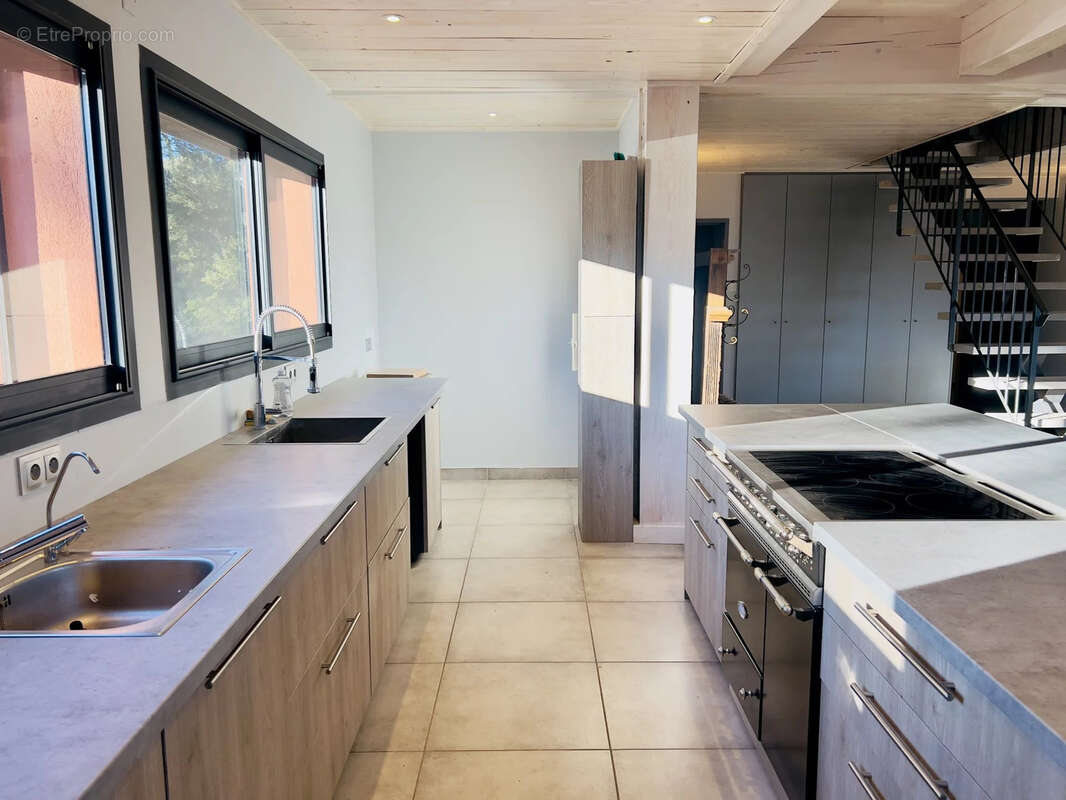 Propriété de charme à 6 suites parentales + logement indépendant à Vue panoramique - Terrain 10 000 m2 à Brign - photo 3