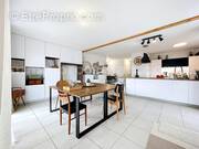 Appartement_T4_Cranves-Sales_belle_superficie_prix_frontière_Suisse_direction_GENEVE_autoroutes_investissement_locatif_vente_vue_séjour_salon - Appartement à CRANVES-SALES
