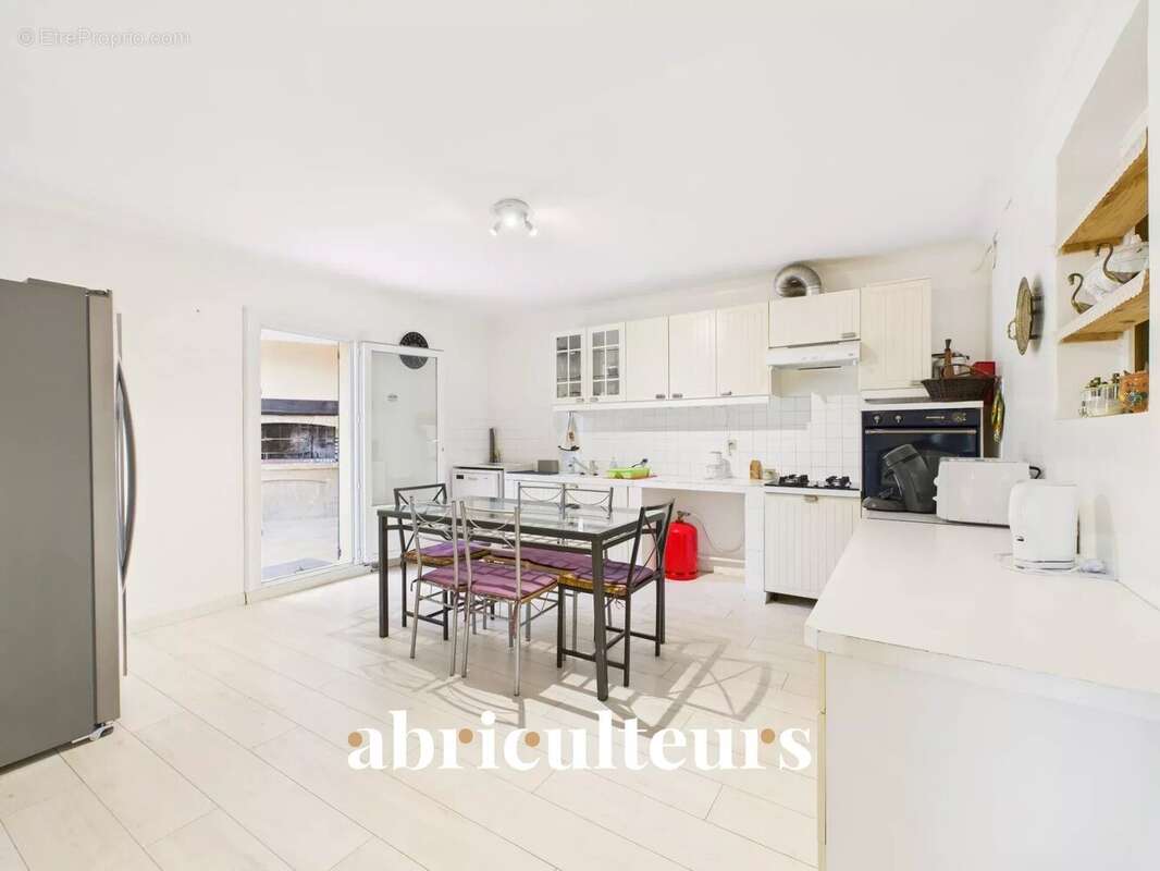 Maison à LA ROQUE-D&#039;ANTHERON