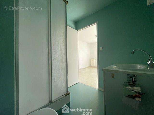 Attenante, la salle d&#039;eau / WC optimisée. - Appartement à POITIERS