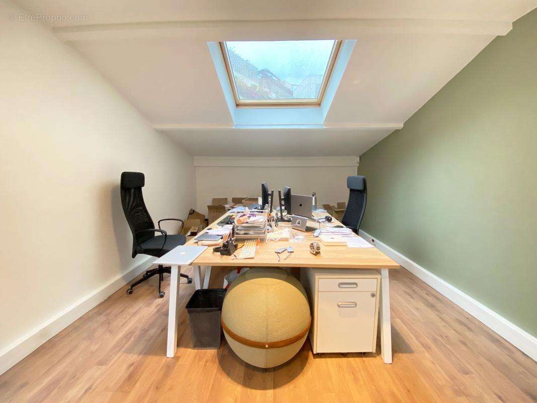 Coup de cœur assuré ! Corpimmo vous propose à la vente une très belle surface en duplex atypique et fonctionnelle entièrement ré - photo 5