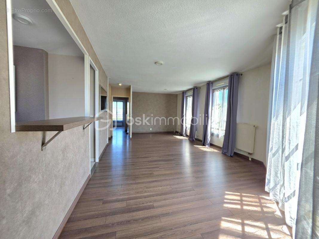 Appartement à VAUJOURS