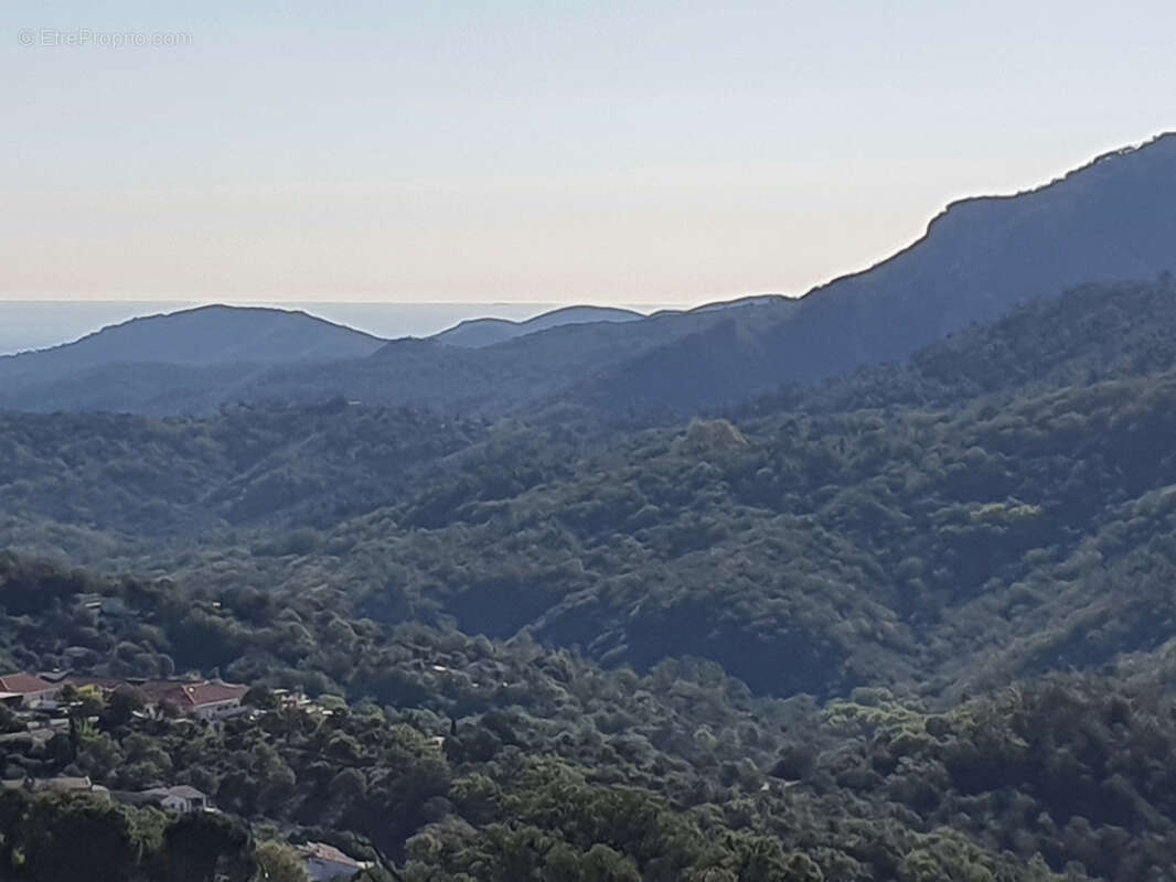 Terrain à LES ADRETS-DE-L'ESTEREL