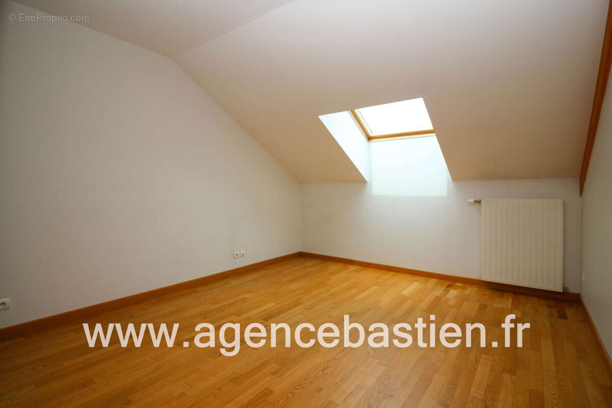 THOIRY   Appartement T4 - Dernier étage - proche centre ville - Exclusivité - photo 8