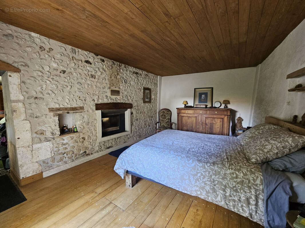 Maison à NANTEUIL-AURIAC-DE-BOURZAC