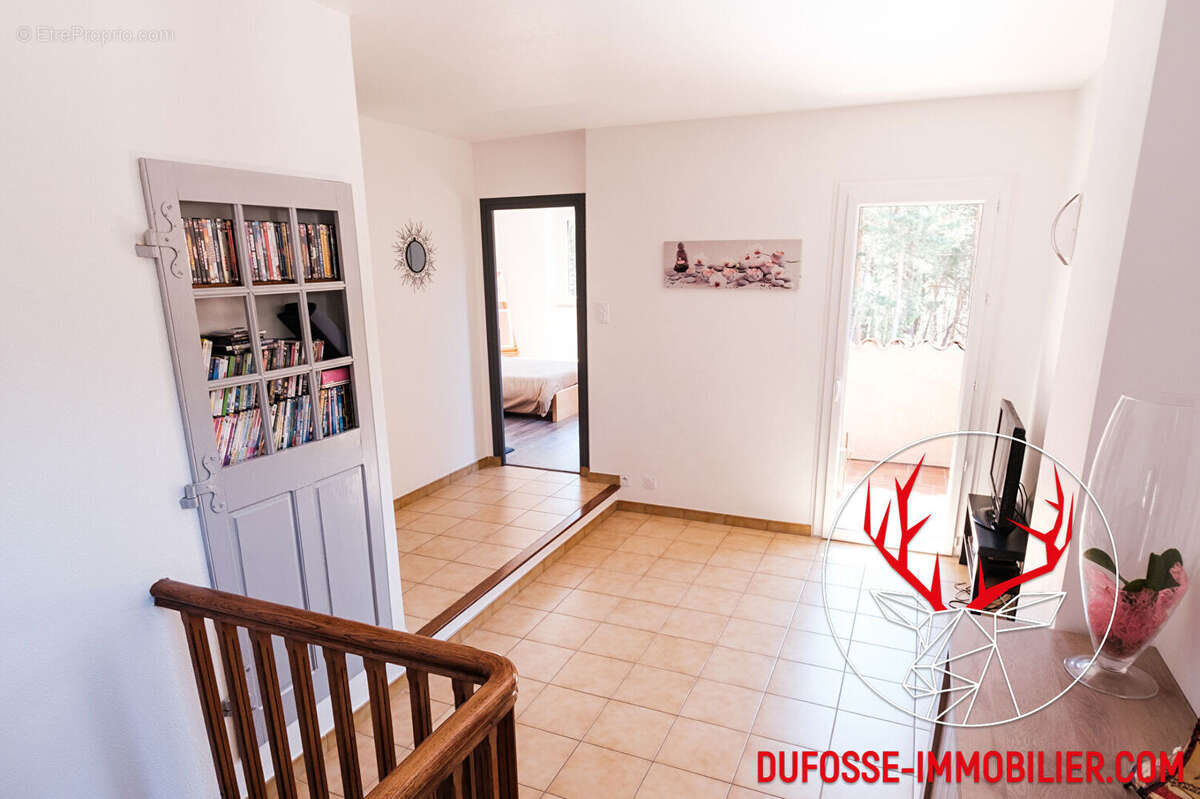 Maison traditionnelle de 6 pièces à vendre à Veynes, entourée de nature - photo 10
