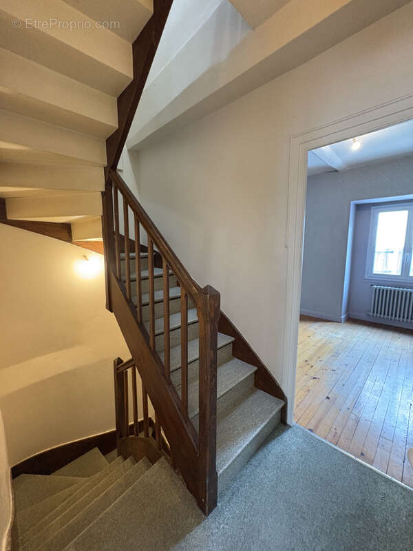 Maison à VIC-LE-COMTE