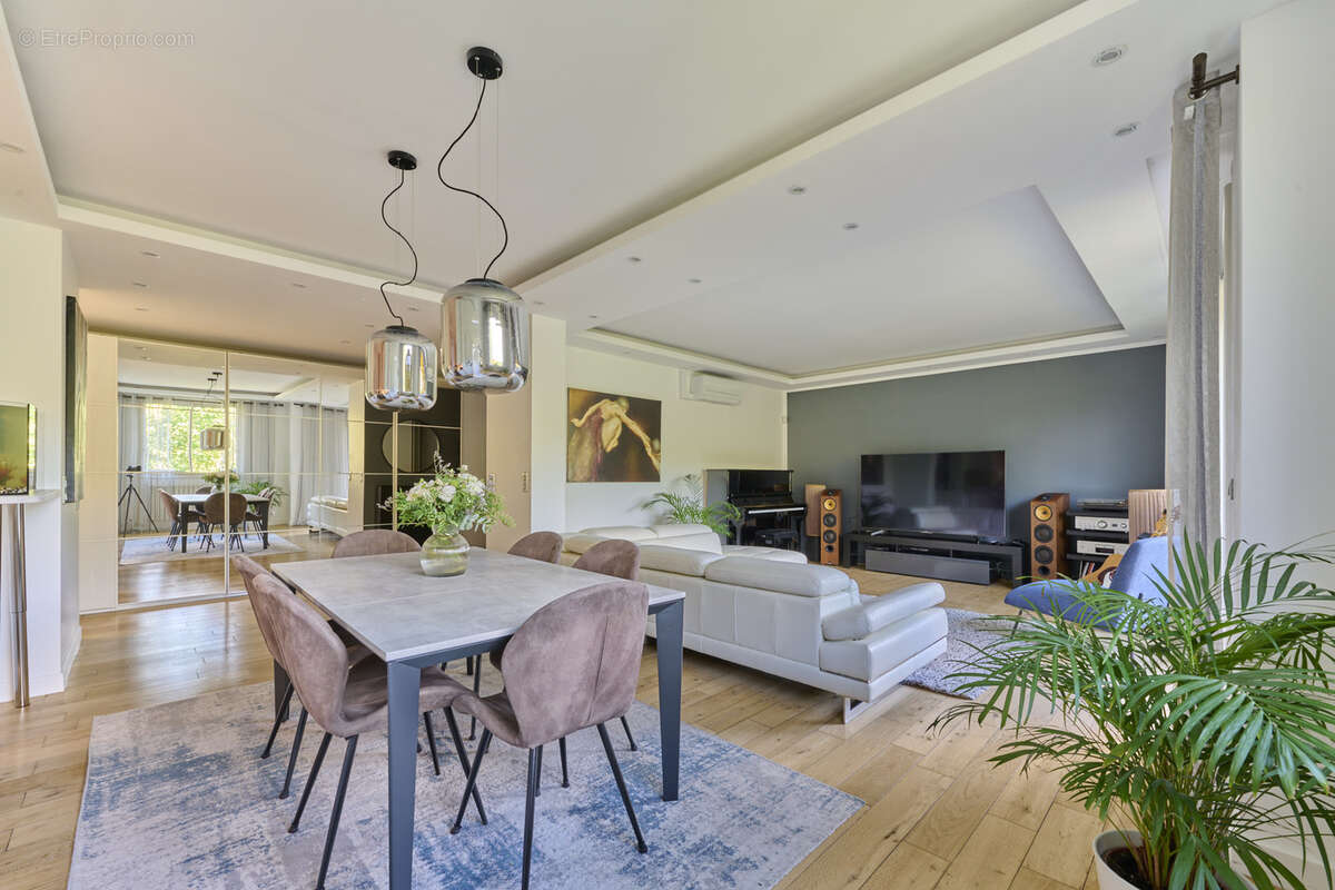 Appartement à NEUILLY-SUR-SEINE