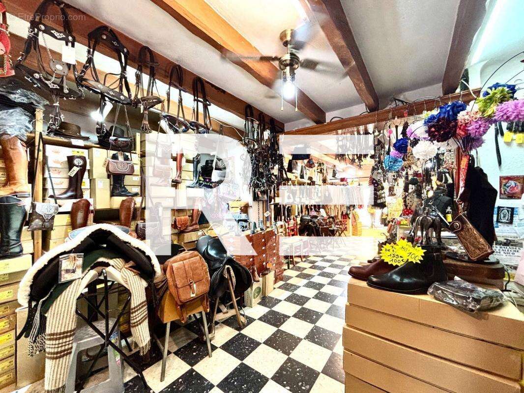 Commerce à SAINTES-MARIES-DE-LA-MER