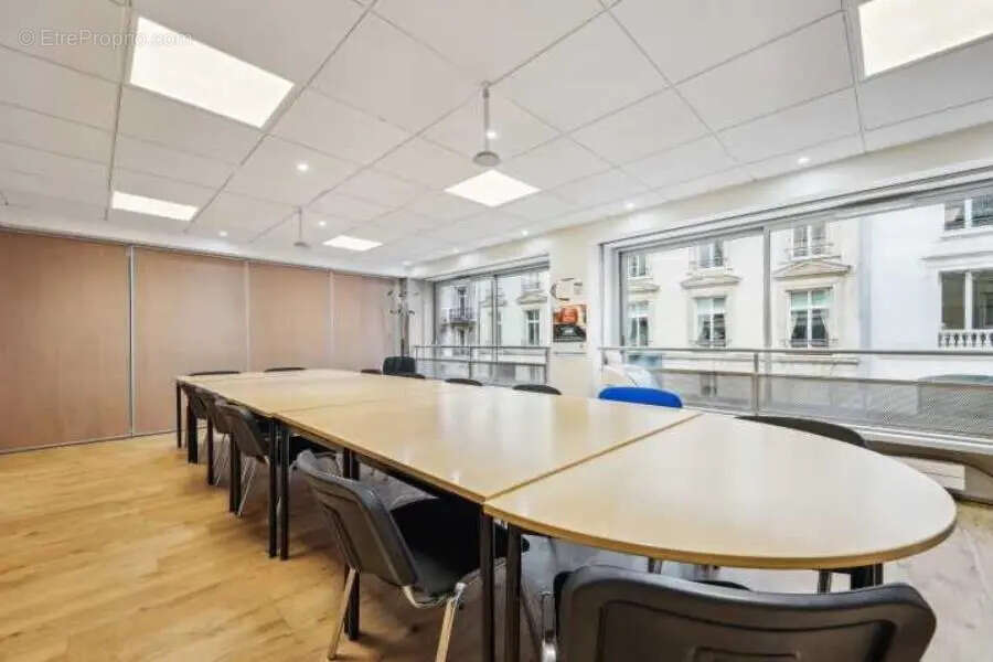 Commerce à PARIS-8E