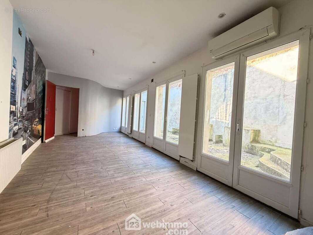 Une pièce de vie de 46 m² - Maison à CRECY-SUR-SERRE