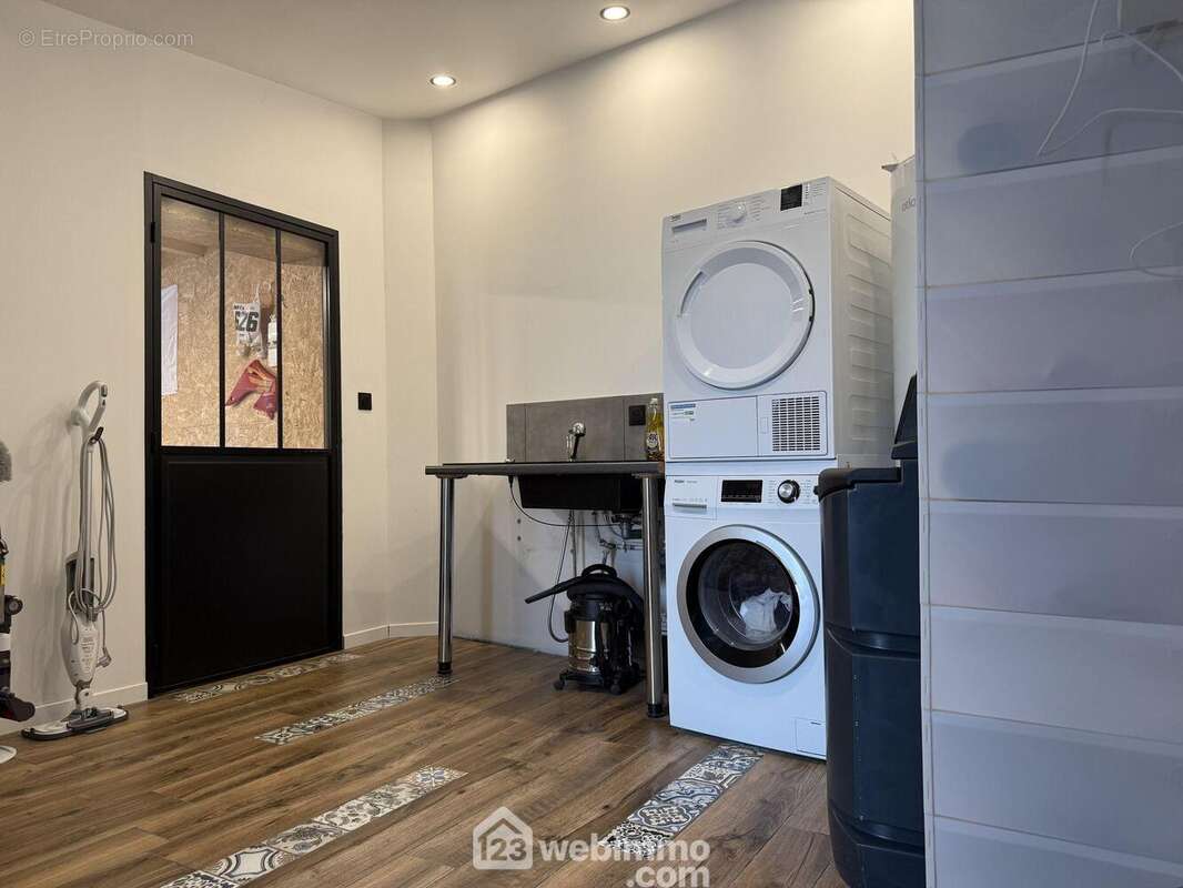 Au rez-de-chaussée, l&#039;entrée dessert d&#039;un côté, - Maison à LE ROCHEREAU