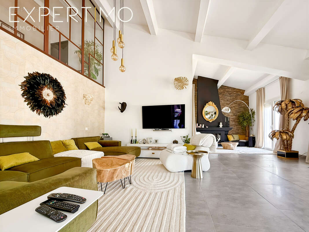 Propriété de 457 m2 + Piscine avec Pool House + 4 garages sur 5500 m2. - photo 13